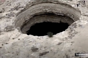 Гигантская дыра в пустыне Йемена, именуемая "колодцем ада" Бархаут