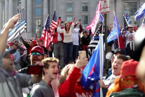 Тысячи сторонников Трампа вышли на митинг